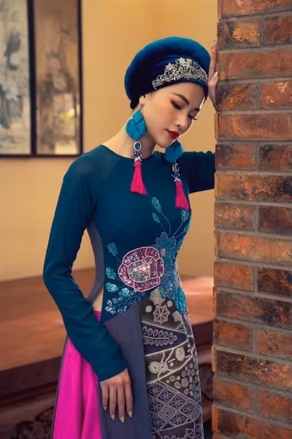 Miss Earth 2018 Nguyen Phuong Khanh wears an ao dai made from chirimen, a traditional Japanese silk, designed by veteran designer Vo Viet Chung of HCM City (Photo from designer’s Facebook page)