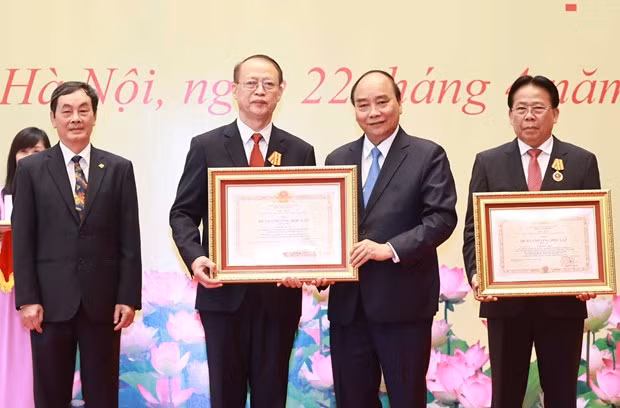 State President Nguyen Xuan Phuc and individuals honoured at the ceremony (Photo: VNA)