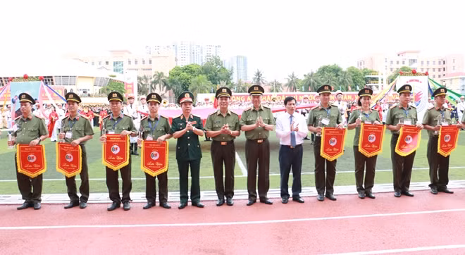 Minister To Lam, Minister Nguyen Ngoc Thien and other leaders of the MPS present souvenir flags and medals to athletes.