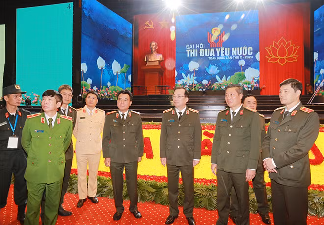 Deputy Minister Nguyen Van Thanh inspects the security work for the congress.