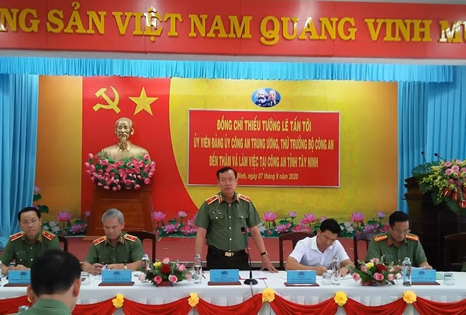 Major General Le Tan Toi speaking at the event.