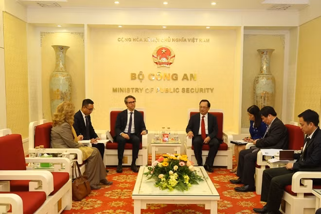 Deputy Minister Nguyen Van Thanh and Ambassador Pier Giorgio Aliberti.
