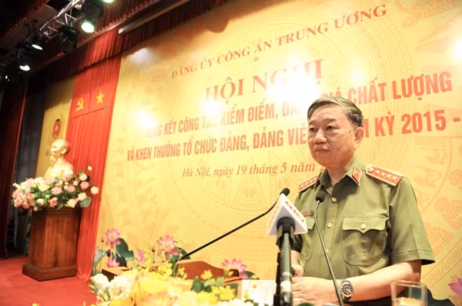 General To Lam, Member of the Politburo, Secretary of the PSCPC and Minister of Public Security, chairs the event.