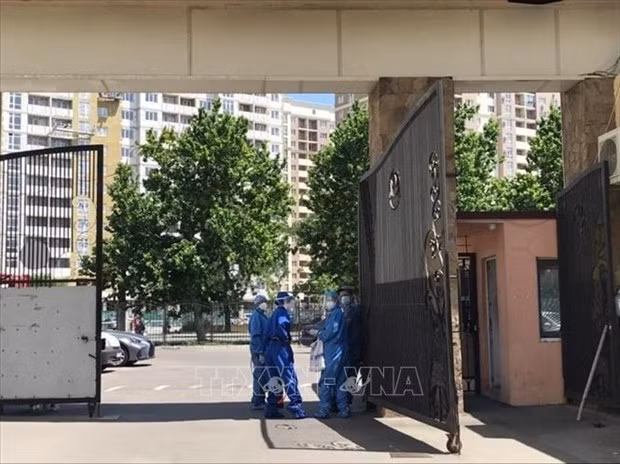 Medical staff come to sterilise Lang Sen (Photo: VNA)