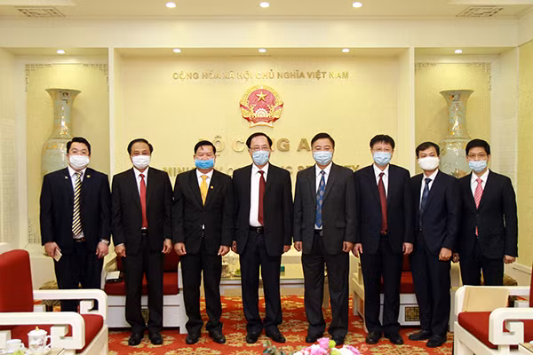 Deputy Minister Nguyen Van Thanh, Mr. Bounlame Phaxaysombath and other delegates at the meeting.