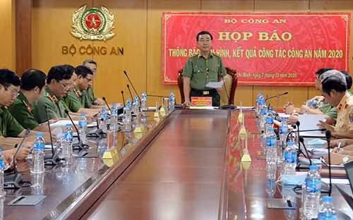Lieutenant General Tran Quoc To, Member of the Party Central Committee and Deputy Minister of Public Security chairing the event.