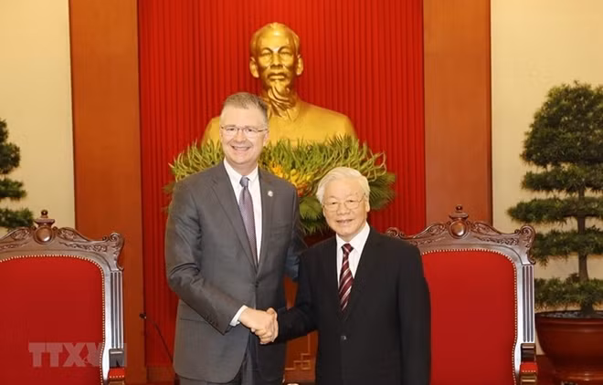 Party General Secretary Nguyen Phu Trong (R) receives outgoing US Ambassador to Vietnam Daniel Kritenbrink (Photo: VNA)