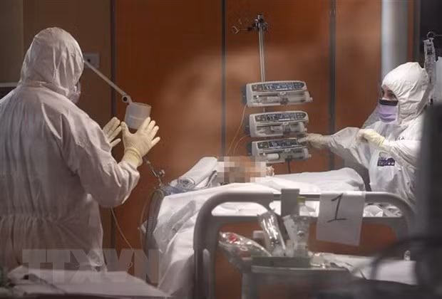 Health workers take care of a COVID-19 patients in Rome, Italy (Photo: Xinhua/VNA)