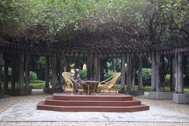 Stilt houses had been attached to the President when he was in the Viet Bac revolutionary base and then returned to Hanoi capital.