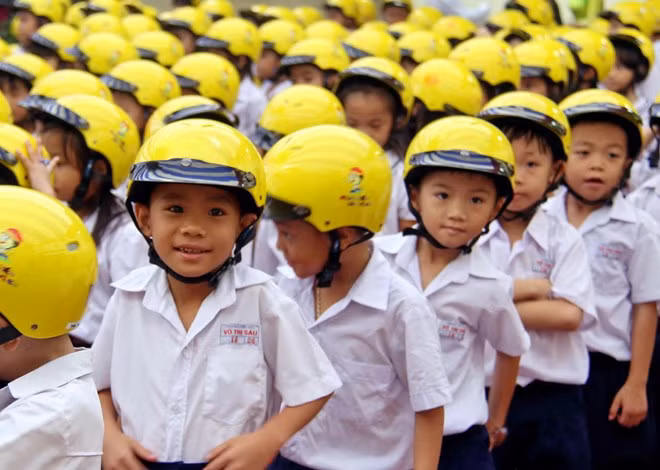 "Helmets for Kids” project gifted almost 3,300 quality helmets to primary students in the Central Highlands province of Gia Lai in the 2017 – 2018 academic year. Illustrative image. (Photo: AIP Foundation)