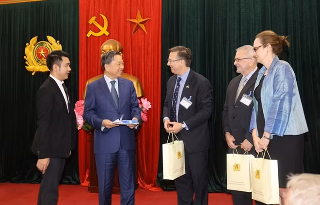 Minister To Lam, Mr. Alexander Feldman and delegates at the meeting.