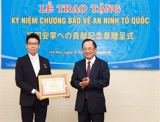 Deputy Minister of Public Security Nguyen Van Thanh honors Japanese officer with noble medal.