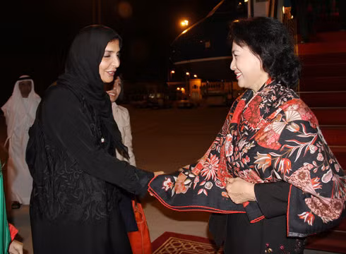 NA Chairwoman Nguyen Thi Kim Ngan meeting a woman in the UAE.