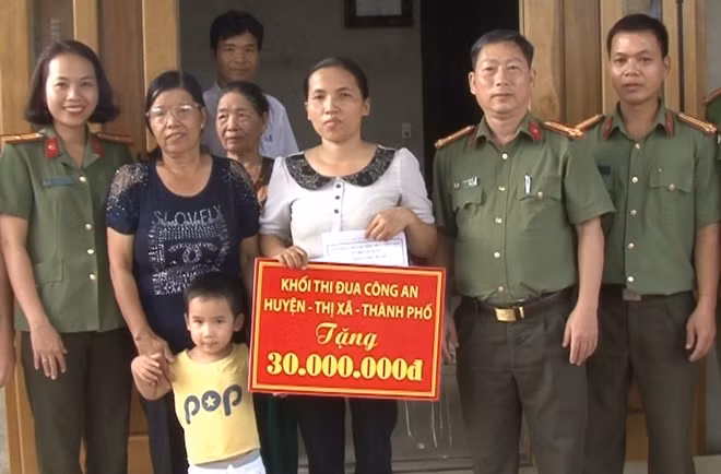 Thua Thien – Hue Police build houses for comrades. Thua Thien – Hue Police build houses for comrades.