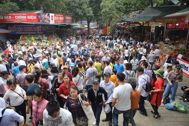 This year, trading activities were no longer seen in pagodas in the Huong Pagoda Complex, carvens and narrow roads in the complex. Over 300 licensed stalls were arranged reasonably in order not to contribute to congestion.
