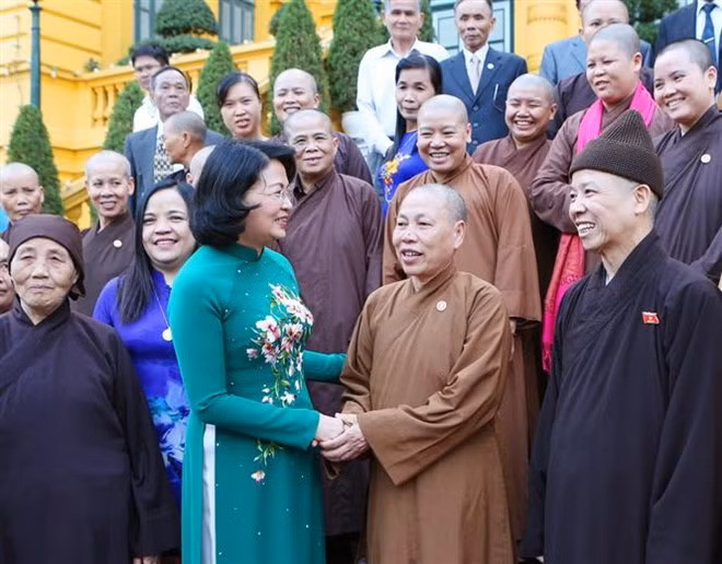 Vice President Dang Thi Ngoc Thinh received a delegation of more than 60 religious dignitaries from the northern province of Ha Nam in Hanoi on November 8 (Photo: VNA)