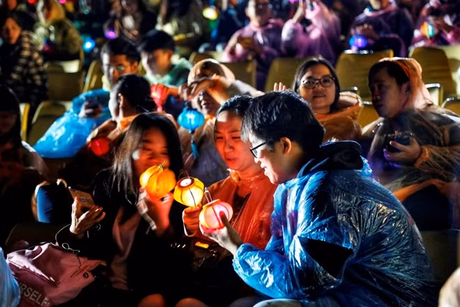 According to organizers, some open-door activities could not happen due to cold weather, light rain and drizzle. However, many foreign visitors came to Hoi An Impression Theme Park to enjoy art shows, including a special performance describing Hoi An as the busiest commercial port, where connected to the world civilization from the 16th-19th century.