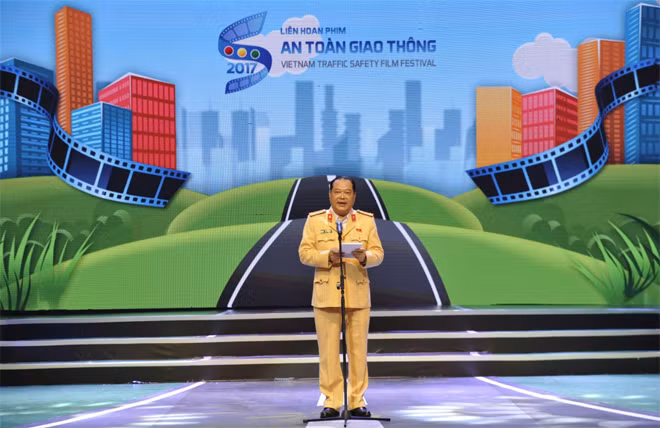 Senior Colonel Le Xuan Duc, Deputy Director of the Traffic Police Department speaking at the event.