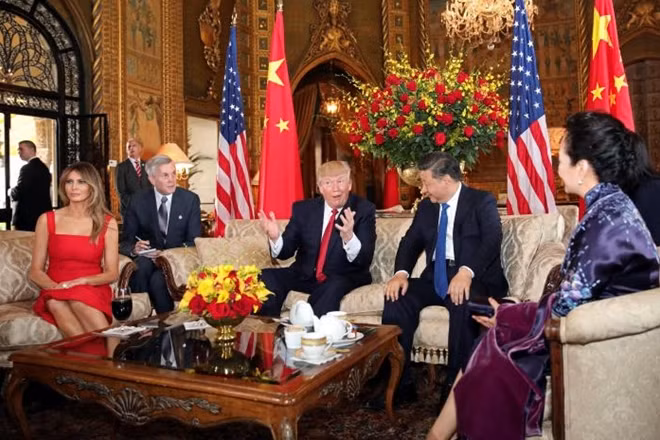 President Trump and First Lady Melania welcome Chinese President Xi Jinping and first lady Peng Liyuan at Mar-a-Lago estate in Palm Beach, Florida. REUTERS/Carlos Barria