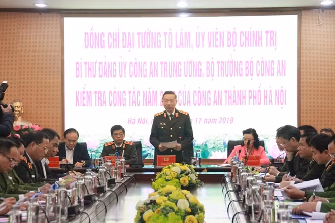 General To Lam speaks at the event.