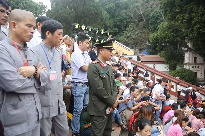 According to the management board of Huong Son relic site, Huong Pagoda recived about 124,000 visitors from the third to the fifth day of the lunar new year.