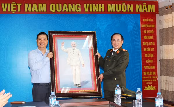 Deputy Minister Nguyen Van Thanh presenting gift to the Bach Long Vi district Party Committee.