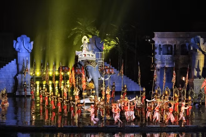 3,000 lanterns, 50 colorful balloons and a fireworks display at Hoi An Impression Theme Park on Hen islet in the Hoai river lighted up the sky of Hoi An. Tourists also had chance to enjoy traditional folk games, cuisines and experience old architect space.