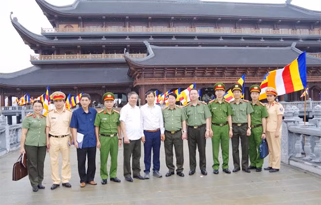 Deputy Minister Bui Van Nam checks security work for 2019 UN Day of Vesak.