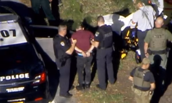 Ex-student arrested after 17 shot dead at Florida high school ảnh 1