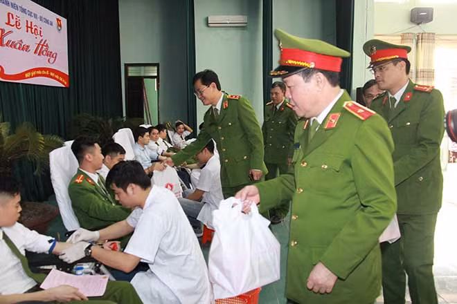 On the occasion, the G.D 8’s Youth Union also held a blood donation festival in response to the “Blood Donation for Dear Comrades.” Nearly 400 blood units were collected by the end of the day.