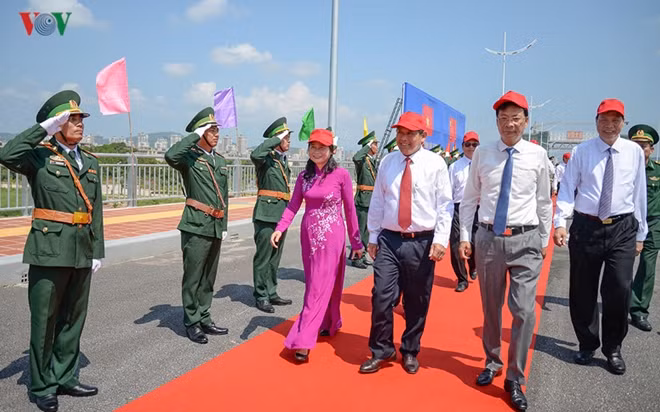 The ceremony was attended by Vietnamese Deputy Prime Minister Truong Hoa Binh, leaders of ministries, Quang Ninh province and leaders of China’s Guangxi Zhuang Autonomous Region.