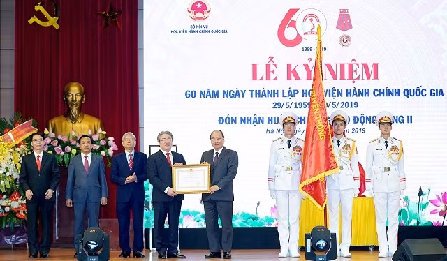 Prime Minister Nguyen Xuan Phuc (fifth from left) presents Labour Order, second class, to leaders of the National Academy of Public Administration (Photo: VGP) Prime Minister Nguyen Xuan Phuc (fifth from left) presents Labour Order, second class, to leaders of the National Academy of Public Administration (Photo: VGP)