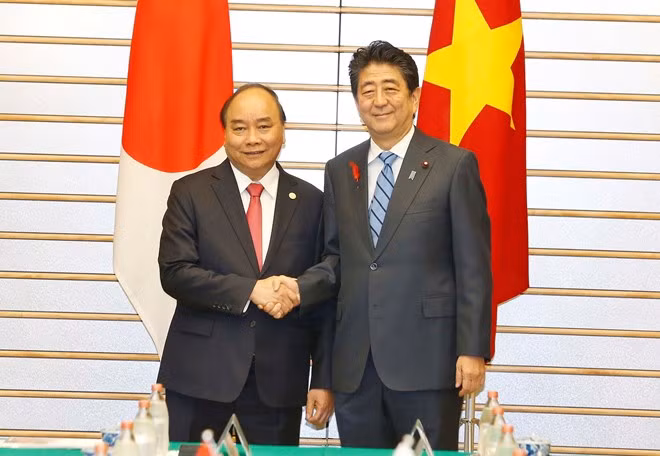 Vietnamese Prime Minister Nguyen Xuan Phuc (L) and his Japanese counterpart Shinzo Abe at their talks in Tokyo on October 8 (Photo: VNA) Vietnamese Prime Minister Nguyen Xuan Phuc (L) and his Japanese counterpart Shinzo Abe at their talks in Tokyo on October 8 (Photo: VNA)