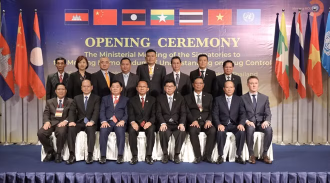 Deputy Minister Le Quy Vuong and delegates at the meeting.
