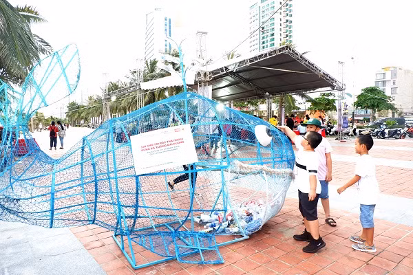 Da Nang to set up more “goby fish bins” in Son Tra Peninsula.