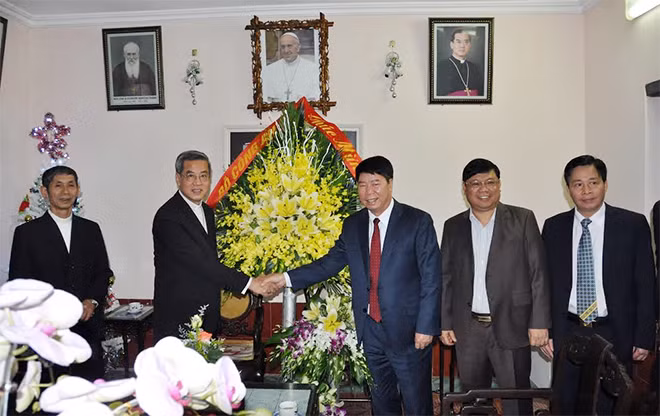 Bui Van Nam delivering greetings to the priests, religious dignitaries and parishioners in the locality a merry Christmas season.