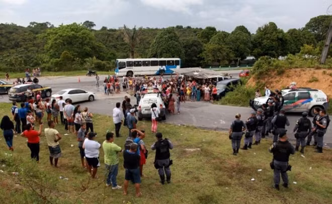 Relatives of prisoners gather near riot police at a checkpoint close to the prison where around 60 people were killed in a prison riot in the Amazon jungle city of Manaus, Brazil, January 2, 2017. REUTERS/Michael Dantas