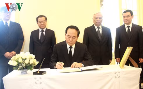 President Quang writes in the condolence book. (Photo: VOV)