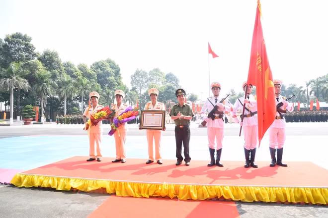 At the ceremony, under the authorization of the State President, Deputy Minister Nguyen Van Son pinned the insignia of the First-class Fatherland Defense Order on the school's traditional flag.