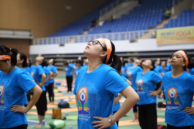 The yoga performance with the participations of over 1,500 yogis in Hanoi and other provinces created a invisible connection among people, raising public awareness of protecting health. The yoga performance with the participations of over 1,500 yogis in Hanoi and other provinces created a invisible connection among people, raising public awareness of protecting health.