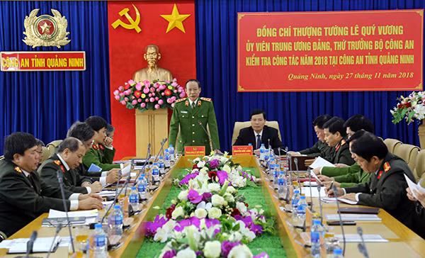 Deputy Minister Le Quy Vuong inspects task performance of Quang Ninh Police.