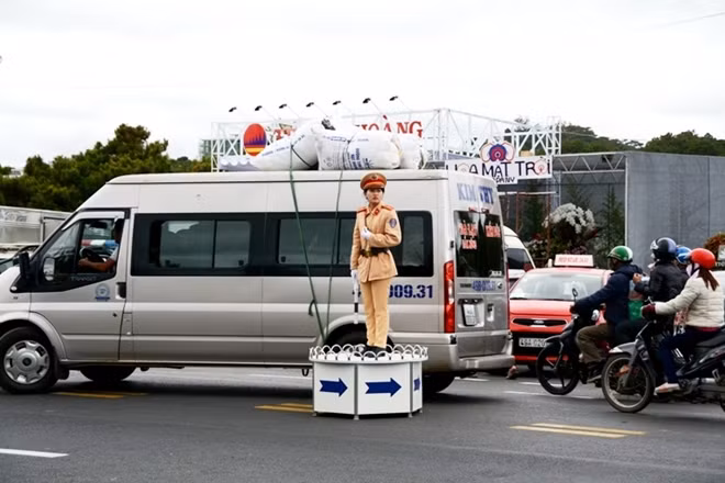 The beautiful traffic policewomen, for the first time seen performing traffic control duties on streets of Da Lat, have received a lot of praise from local people and visitors. The beautiful traffic policewomen, for the first time seen performing traffic control duties on streets of Da Lat, have received a lot of praise from local people and visitors.
