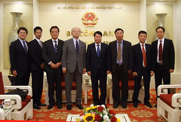 Deputy Minister Bui Van Nam, Vice Chairman of the Japanese National Public Safety Commission Takashi Oda and other delegates at the event.