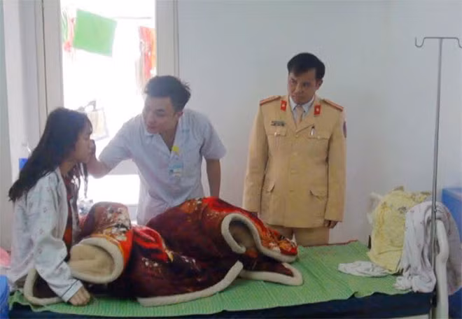 Doctor provides healthcare for Luong Thi Linh.