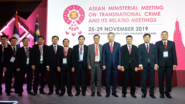 Minister To Lam and delegates of the Vietnamese delegation attending the meeting.