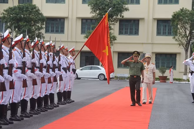 Deputy Minister Luong Tam Quang inspects the Guard of Honor at the ceremony.