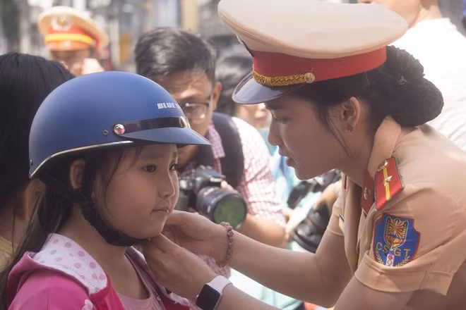 Ho Chi Minh City’s Traffic Police provide 1000 free helmets to children.