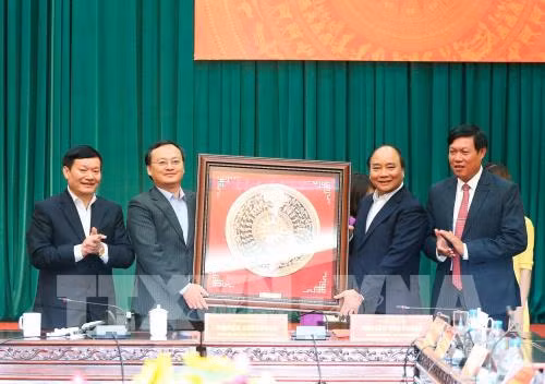 Prime Minister Nguyen Xuan Phuc handling gift to Hung Yen province.