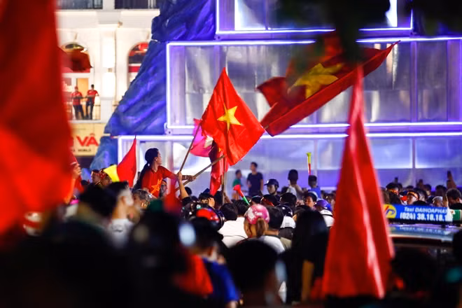 The goal, described as “more valuable than gold” by many fans and commentators, was scored by Nguyen Cong Phuong, wearing jersey number nine, at the 88th minute.