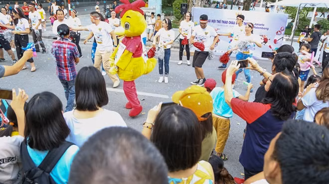 On the occasion of the 18th Asian Games 2018 (ASIAD-18), which is scheduled on 18 August – 02 September 2018 in Jakarta and Palembang, Indonesia, the Embassy of Indonesia organized the “Asian Games 2018 Promotion Day” on 12 August 2018 from 16.00 to 20.00 hours in front of Ly Thai To Monument, Hoan Kiem Lake.